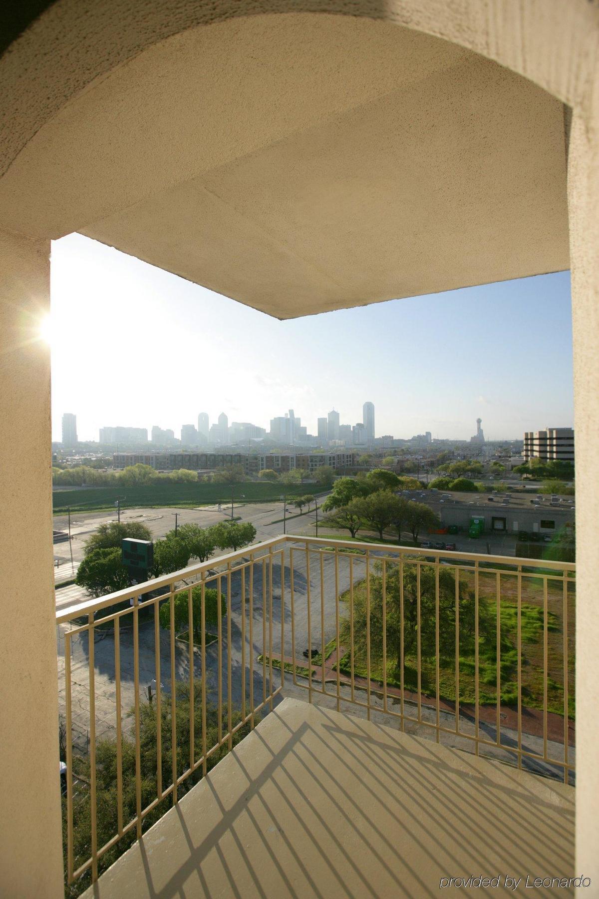 Doubletree By Hilton Market Center Hotel Dallas